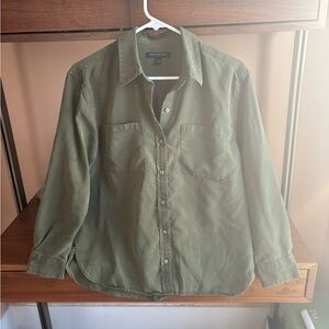 Men’s banana republic olive Green Button-Up shirt